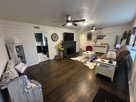 Smart TV. Peaceful, cozy home with firepit