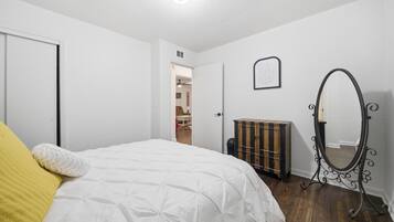 Iron/ironing board, free WiFi, bed sheets