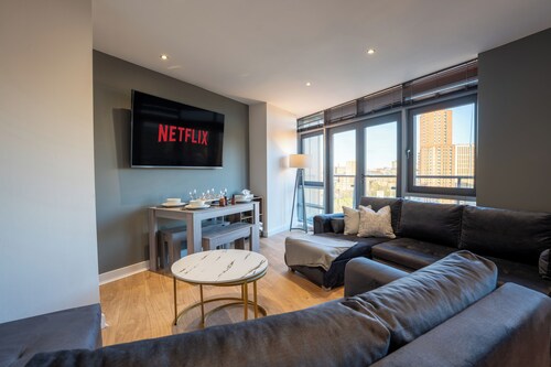 Elegant Leeds city Retreat with Spacious Balcony