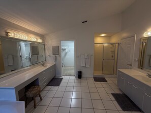 Shower, jetted bath, hair dryer, bidet - 3BR/3BA pool home/pet friendly in the heart of Naples near the beach (Naples)