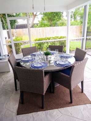 Outdoor dining - 3BR/3BA pool home/pet friendly in the heart of Naples near the beach (Naples)