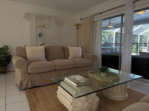 Smart TV - 3BR/3BA pool home/pet friendly in the heart of Naples near the beach (Naples)
