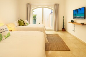 Villa Deluxe, varias habitaciones, alberca privada, vista al jardín | Edredón, escritorio y espacio para trabajar con laptop 