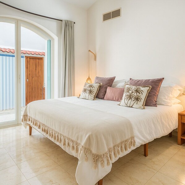 Villa Deluxe, camere multiple, piscina privata, vista giardino | Copriletto in piuma, una scrivania, postazione laptop, tende oscuranti