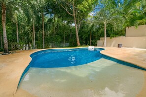 Piscina all'aperto, ombrelloni da piscina, lettini