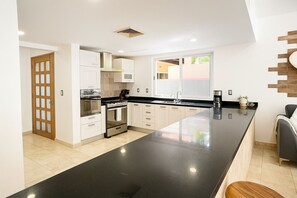 Villa Deluxe, varias habitaciones, alberca privada, vista al jardín | Cocina privada | Refrigerador, microondas, horno y parrilla de estufa 