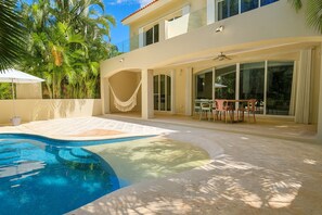 Villa Deluxe, varias habitaciones, alberca privada, vista al jardín | Vista desde la habitación