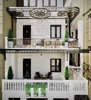 Property grounds - The white villa - perfect for Families & Friends (Hà Nội)