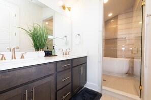 Hair dryer, towels - 5 Points East Nashville Luxury | 2 King Suites, Wet Bar & Dual Decks | Sleeps 12 (Nashville)