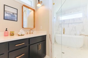 Hair dryer, towels - East Nashville Bachelorette | Private Stage | 4BR Sleeps 10 (Nashville)