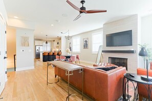 TV - East Nashville Bachelorette | Private Stage | 4BR Sleeps 10 (Nashville)