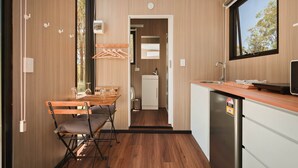 Wasserkocher mit Kaffee-/Teezubehör, Kühlschrank, Mikrowelle, Herdplatte