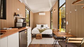 1 bedroom, bed sheets