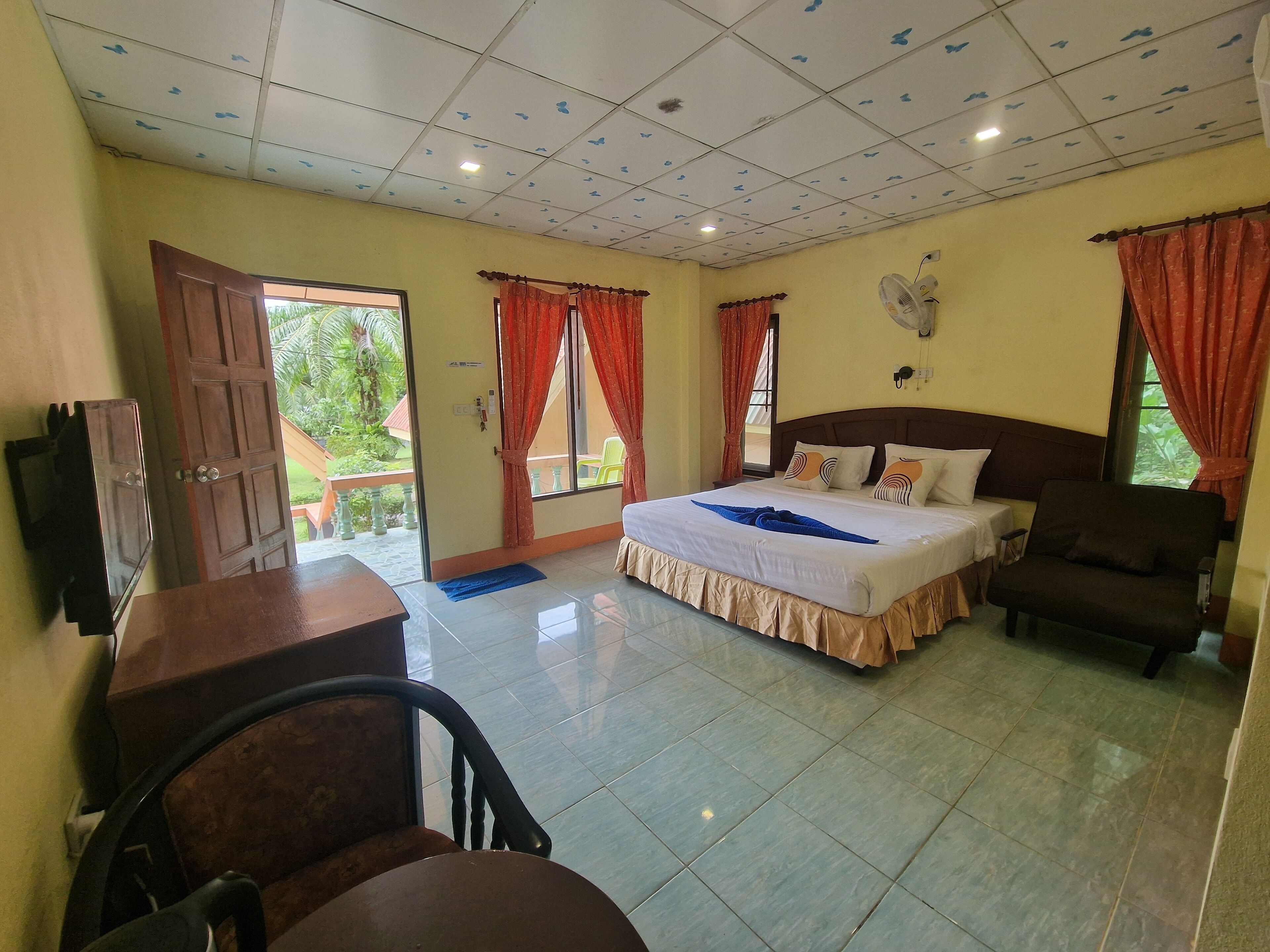 Classic Bungalow, 1 Queen Bed, Private Bathroom, Garden View | Desk, laptop workspace, free WiFi