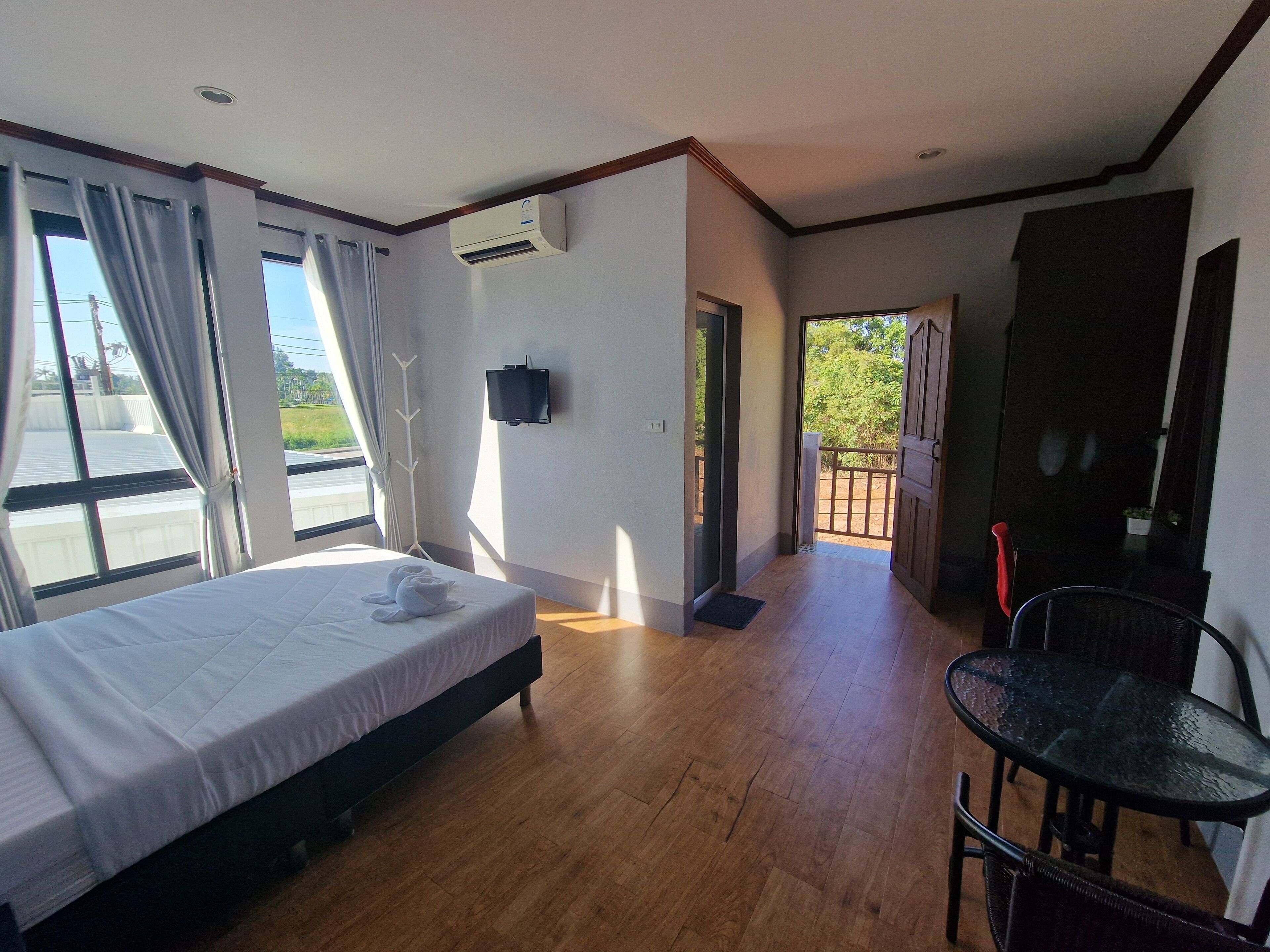 Classic Single Room, 1 Queen Bed, Private Bathroom, Garden View | Desk, laptop workspace, free WiFi