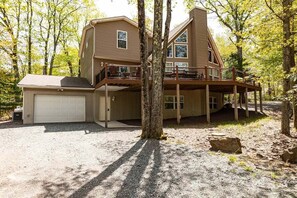 Exterior - Silver Spring Lodge by PMR, 8BR Lake View, Hot Tub, Game Room, Fire Pit (Lake Harmony)