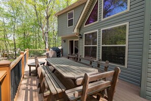 Outdoor dining - Mountain View Lodge by PMR, 8BR, Game Room, Hot Tub, Fire Pit, Sleeps 22 (Lake Harmony)