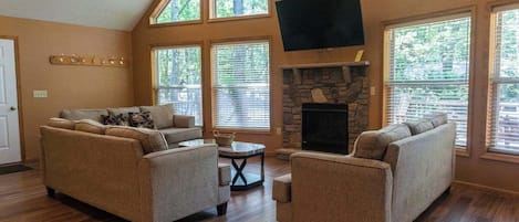Una Smart TV, una chimenea, un futbolín