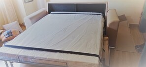 1 sovrum, strykjärn/strykbräda och sängkläder