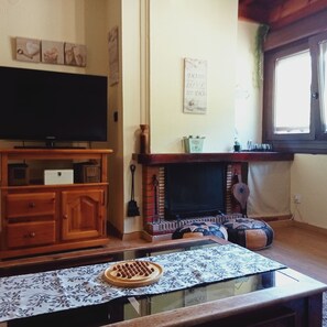Televisión y chimenea 
