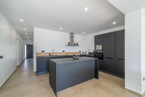 Fridge, microwave, oven, dishwasher - Luxury house for rent – ​​Experience a unique holiday on the Costa Brava (Empuriabrava)