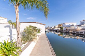 Property grounds - Luxury house for rent – ​​Experience a unique holiday on the Costa Brava (Empuriabrava)