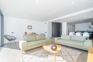 TV - Luxury house for rent – ​​Experience a unique holiday on the Costa Brava (Empuriabrava)