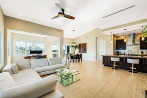 Smart TV - Luxury 3-Bed Villa in Britannia near Camana Bay (George Town)