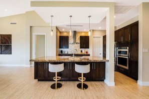 Private kitchen - Luxury 3-Bed Villa in Britannia near Camana Bay (George Town)