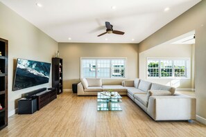 Smart TV - Luxury 3-Bed Villa in Britannia near Camana Bay (George Town)