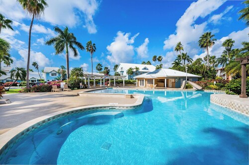 Luxury 3-Bed Villa in Britannia near Camana Bay