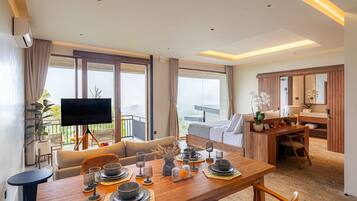 One Bedroom Luxury Serenity Cabin | Minibar, desk, free WiFi, bed sheets