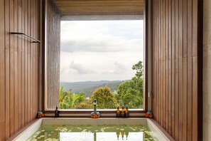 One Bedroom Luxury Serenity Cabin | 浴室 | 獨立浴缸和淋浴設備、毛巾、肥皂、洗髮精