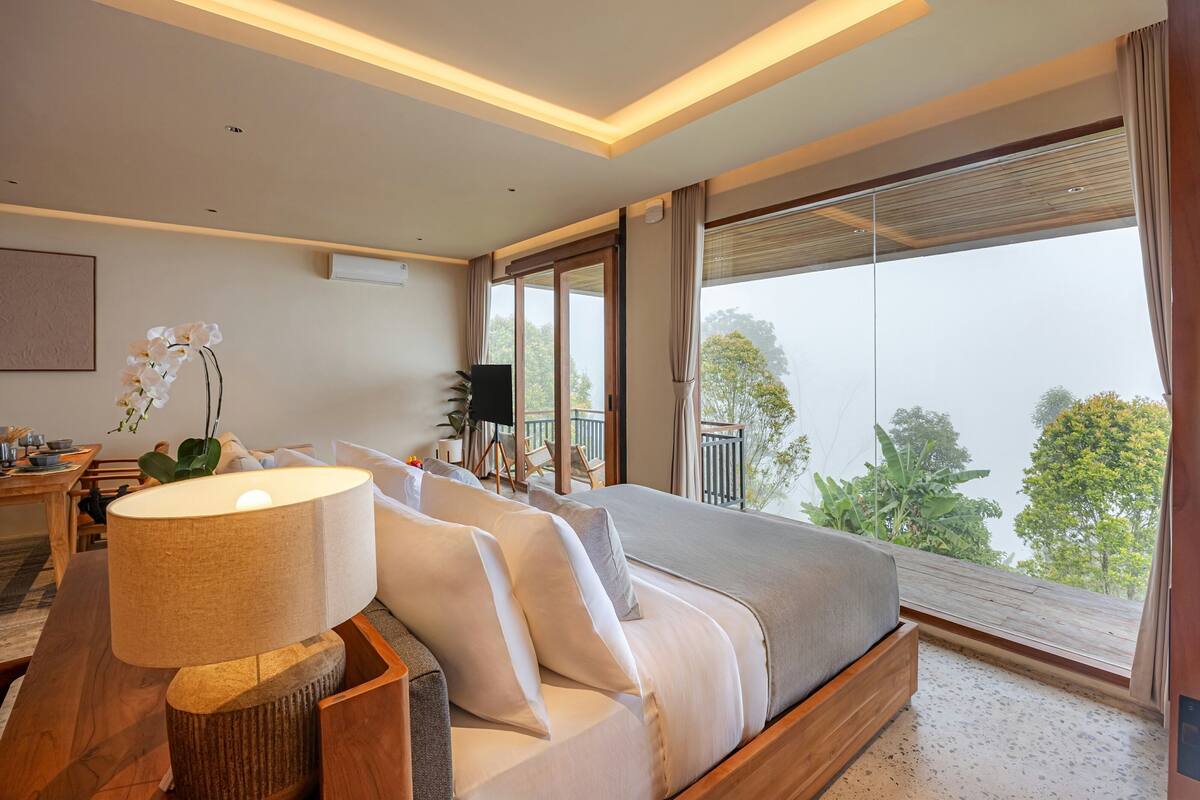 One Bedroom Luxury Serenity Cabin | Minibar, desk, free WiFi, bed sheets