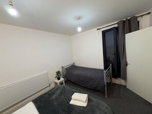 1 bedroom, iron/ironing board, WiFi - Seabreeze Penthouse Suits Bournemouth Boscombe-8 Minutes walk to the beach (Bournemouth)