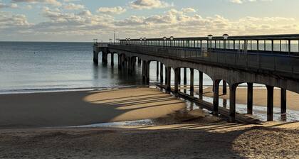 Seabreeze Penthouse Suits Bournemouth Boscombe-8 Minutes walk to the beach