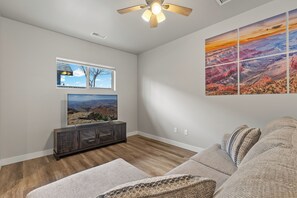 Living area - NEW HOME~Grand Canyon~Bearizona~Route66~Family Escape (Williams)