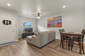 Living area - NEW HOME~Grand Canyon~Bearizona~Route66~Family Escape (Williams)