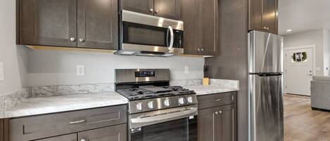 Réfrigérateur, four à micro-ondes, un four, surface de cuisson