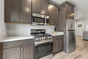 Private kitchen - NEW HOME~Grand Canyon~Bearizona~Route66~Family Escape (Williams)