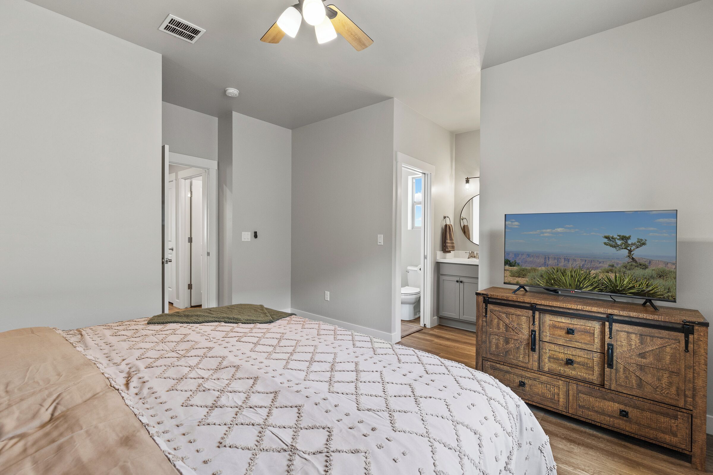 Tabla de planchar con plancha, wifi y ropa de cama 