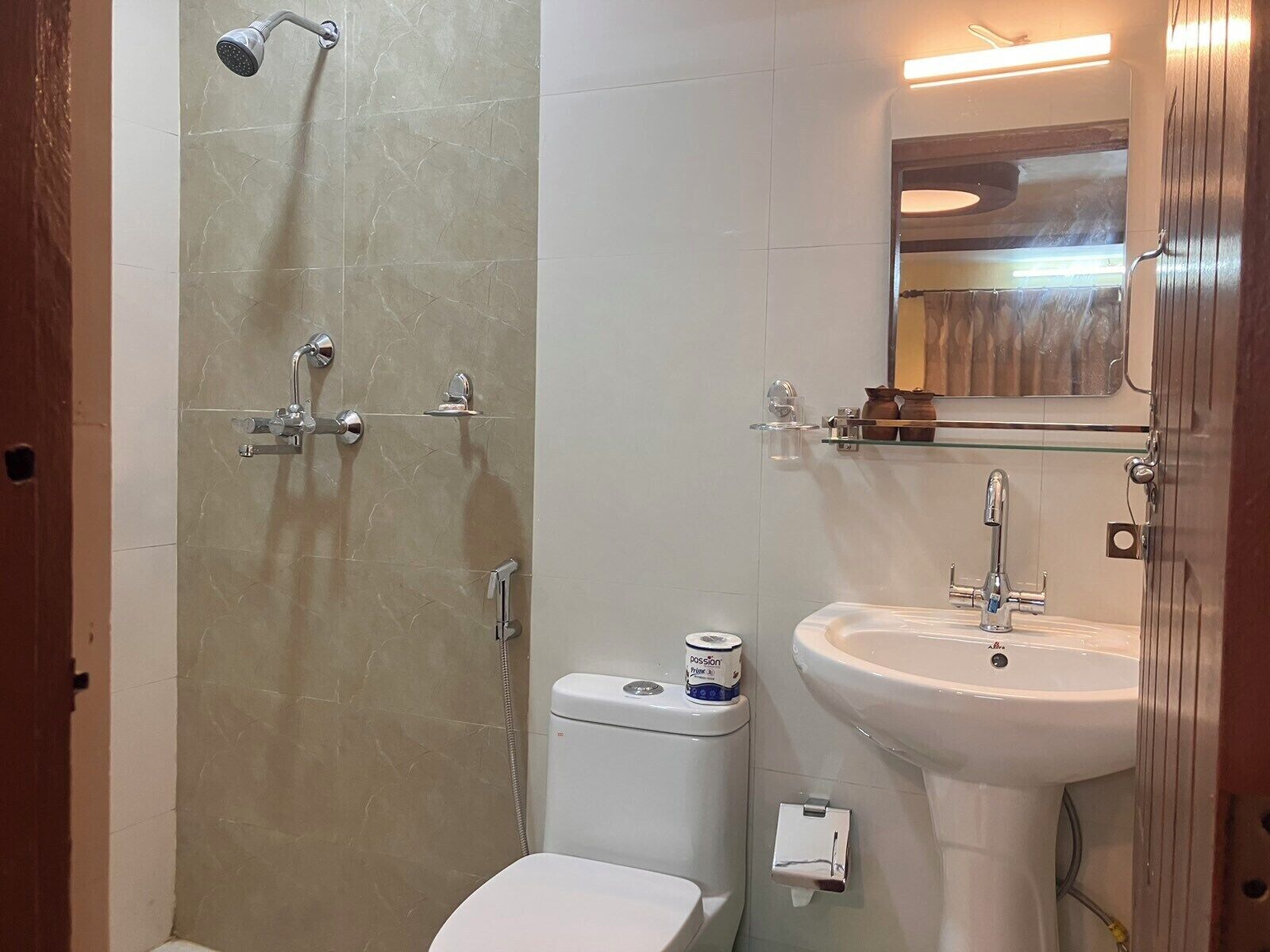 Dusche, Handtücher, Seife, Toilettenpapier