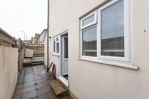 Exterior detail - Modern 3-Bed | Sleeps 8 | Fast WiFi | Parking | Pool Table (Rochester)