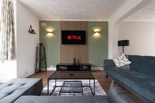 Modern 3-Bed | Sleeps 8 | Fast WiFi | Parking | Pool Table