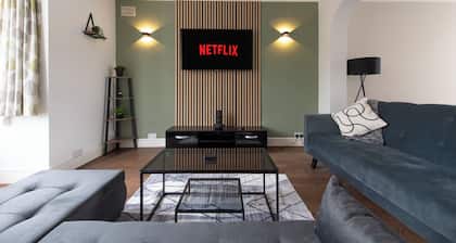 Modern 3-Bed | Sleeps 8 | Fast WiFi | Parking | Pool Table