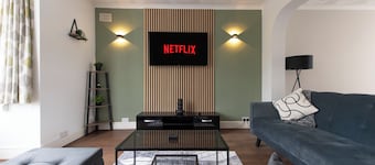 Modern 3-Bed | Sleeps 8 | Fast WiFi | Parking | Pool Table