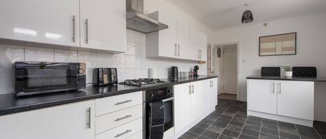 Fridge, microwave, oven, coffee/tea maker