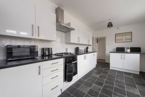 ثلاجة، ميكروويف، فرن، ماكينة لصنع القهوة/الشاي