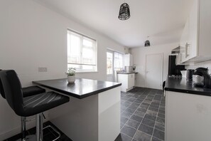 Fridge, microwave, oven, coffee/tea maker - Modern 3-Bed | Sleeps 8 | Fast WiFi | Parking | Pool Table (Rochester)