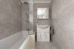 Hair dryer, towels, soap, toilet paper - Modern 3-Bed | Sleeps 8 | Fast WiFi | Parking | Pool Table (Rochester)